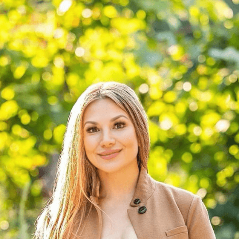 Alina Nazari, Lead Advisor